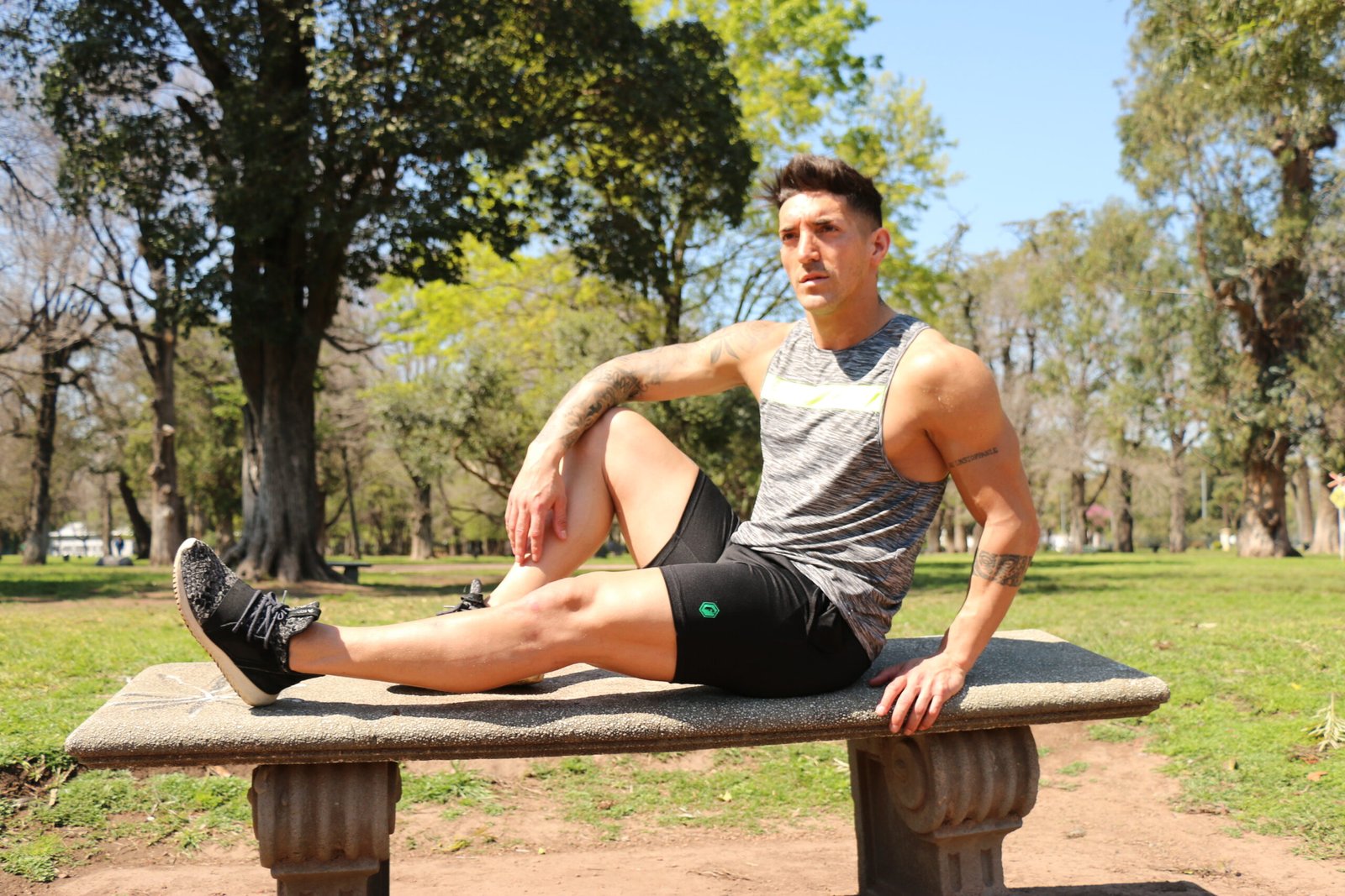 Musculosa, gris Jaspeado. Fishbone / Short Zuplex liso, negro, logo verde tiza. Fishbone