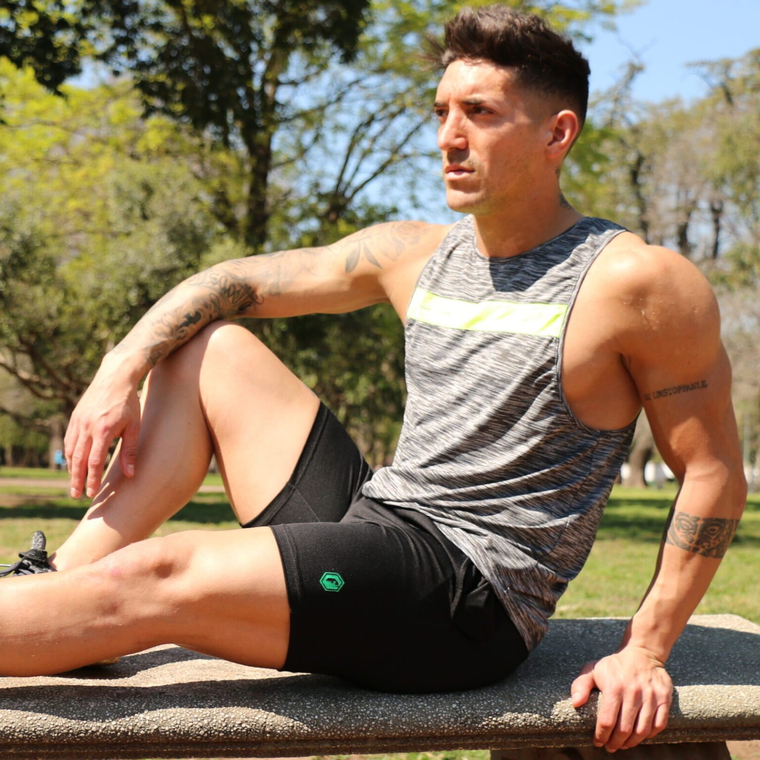 Musculosa, gris Jaspeado. Fishbone / Short Zuplex liso, negro, logo verde tiza. Fishbone