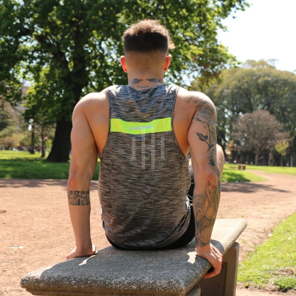 Musculosa, gris Jaspeado. Fishbone / Short Zuplex liso, negro, logo verde tiza. Fishbone