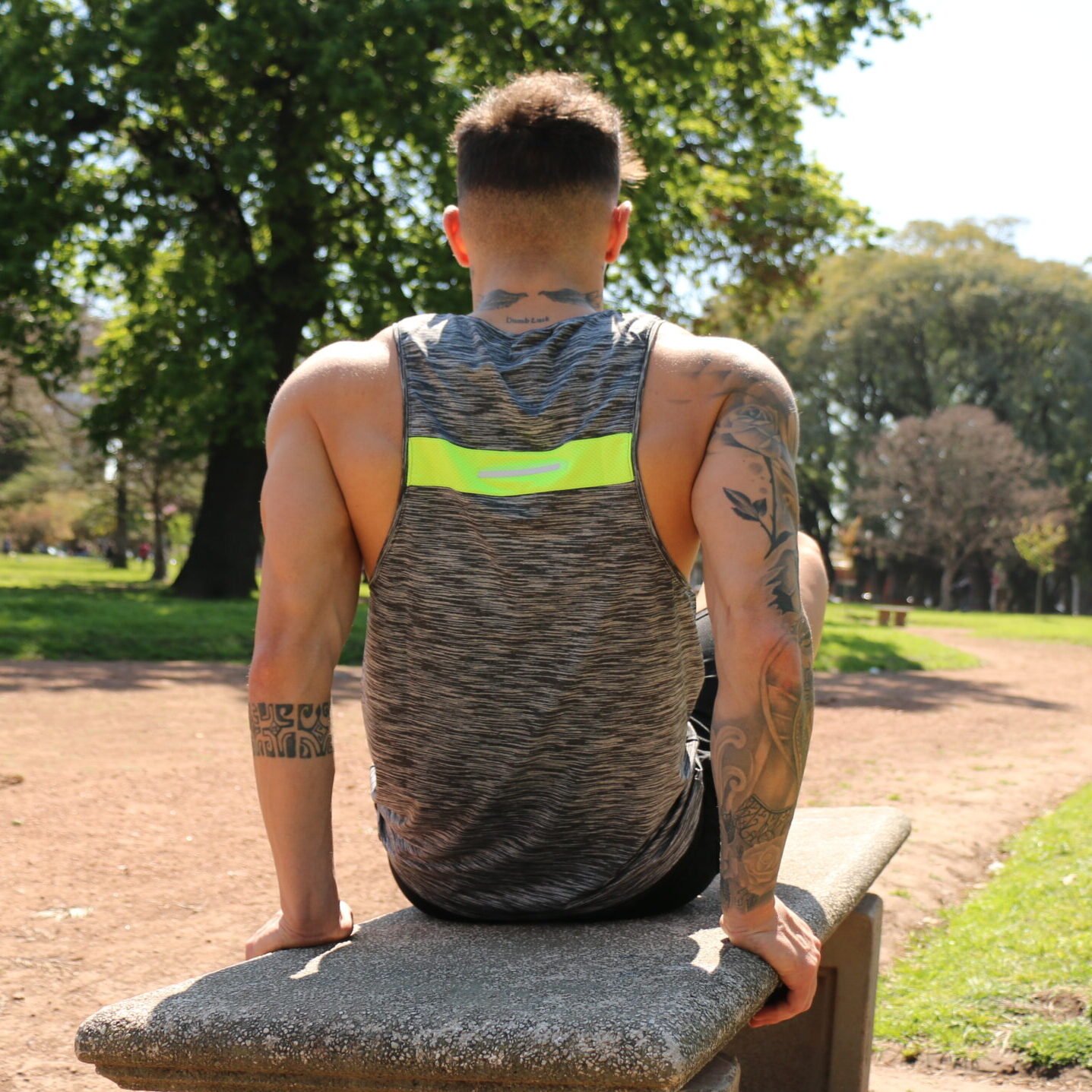 Musculosa, gris Jaspeado. Fishbone / Short Zuplex liso, negro, logo verde tiza. Fishbone