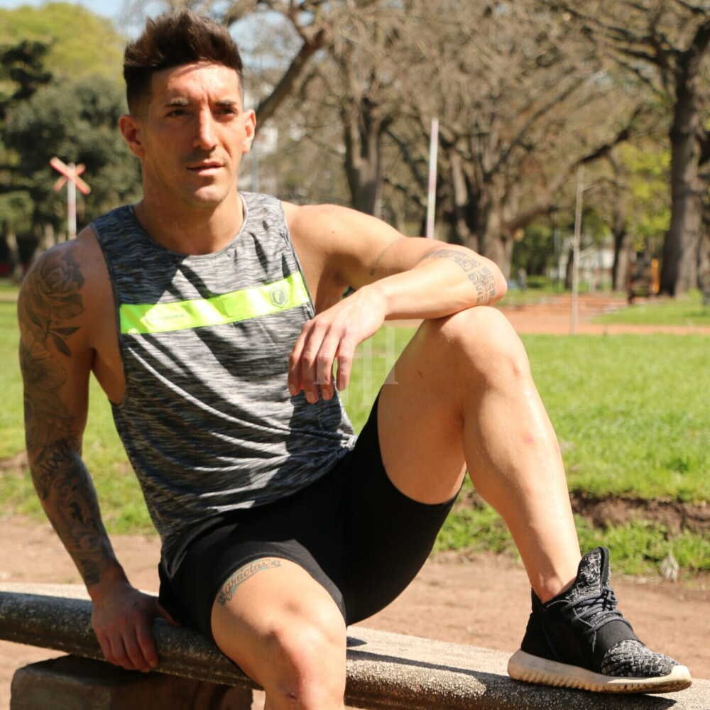 Musculosa, gris Jaspeado. Fishbone / Short Zuplex liso, negro, logo verde tiza. Fishbone