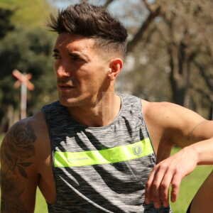 Musculosa, gris Jaspeado. Fishbone / Short Zuplex liso, negro, logo verde tiza. Fishbone