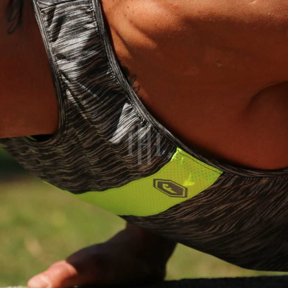 Musculosa, gris Jaspeado. Fishbone / Short Zuplex liso, negro, logo verde tiza. Fishbone