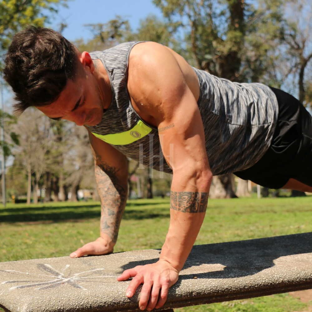 Musculosa, gris Jaspeado. Fishbone / Short Zuplex liso, negro, logo verde tiza. Fishbone