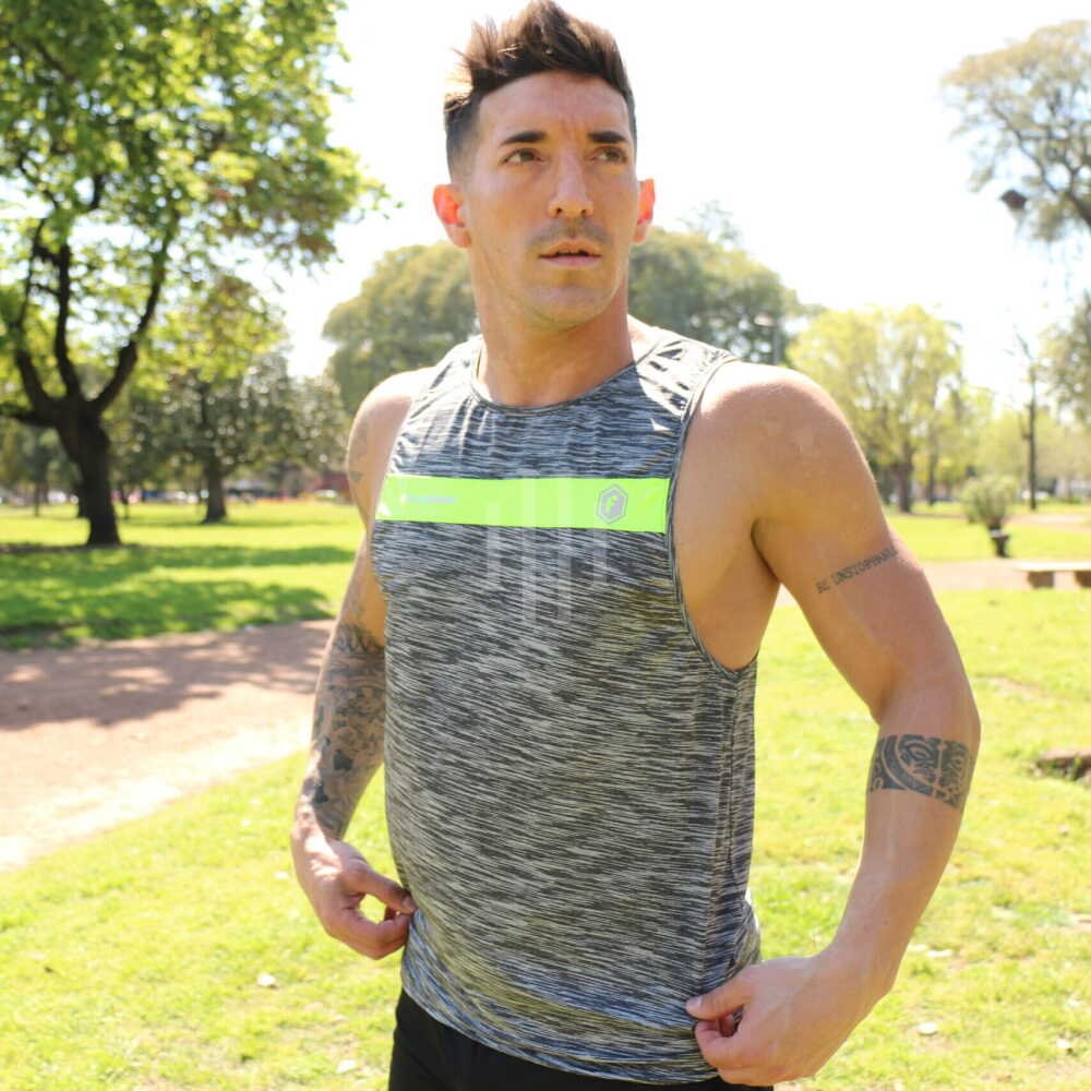 Musculosa, gris Jaspeado. Fishbone / Short Zuplex liso, negro, logo verde tiza. Fishbone