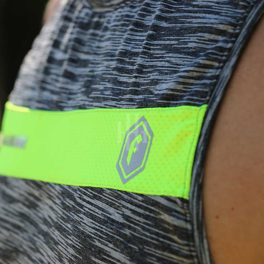 Musculosa, gris Jaspeado. Fishbone / Short Zuplex liso, negro, logo verde tiza. Fishbone