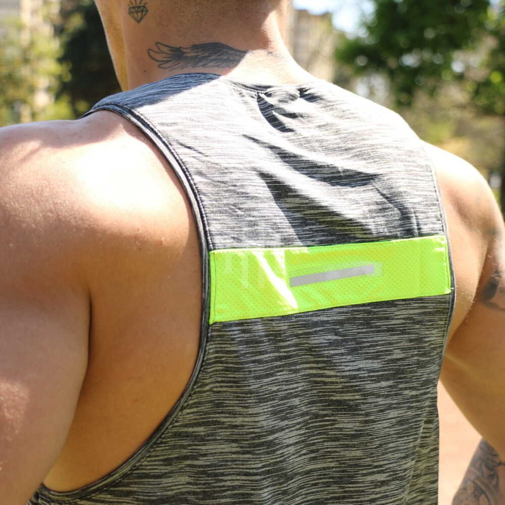 Musculosa, gris Jaspeado. Fishbone / Short Zuplex liso, negro, logo verde tiza. Fishbone