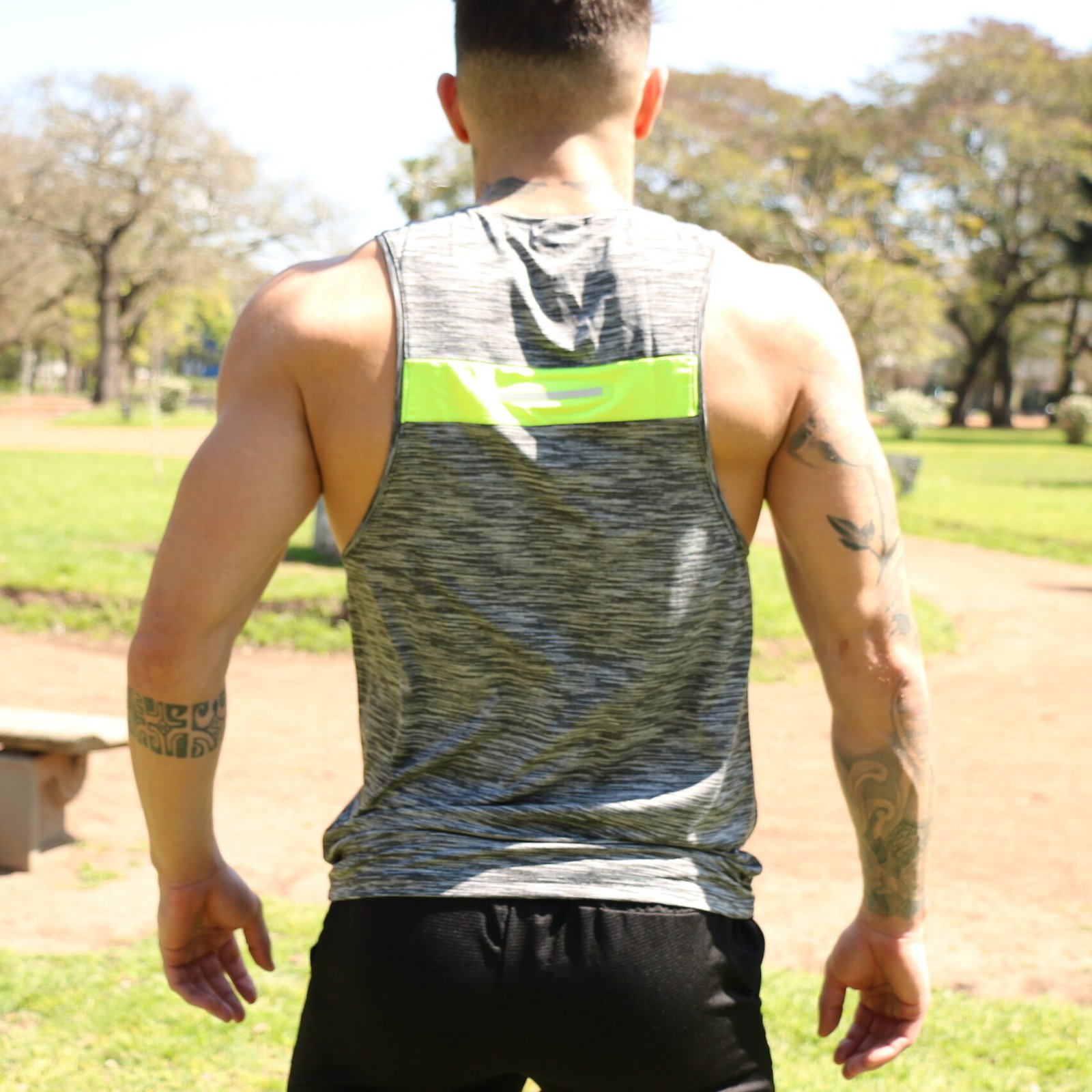 Musculosa, gris Jaspeado. Fishbone / Short Zuplex liso, negro, logo verde tiza. Fishbone