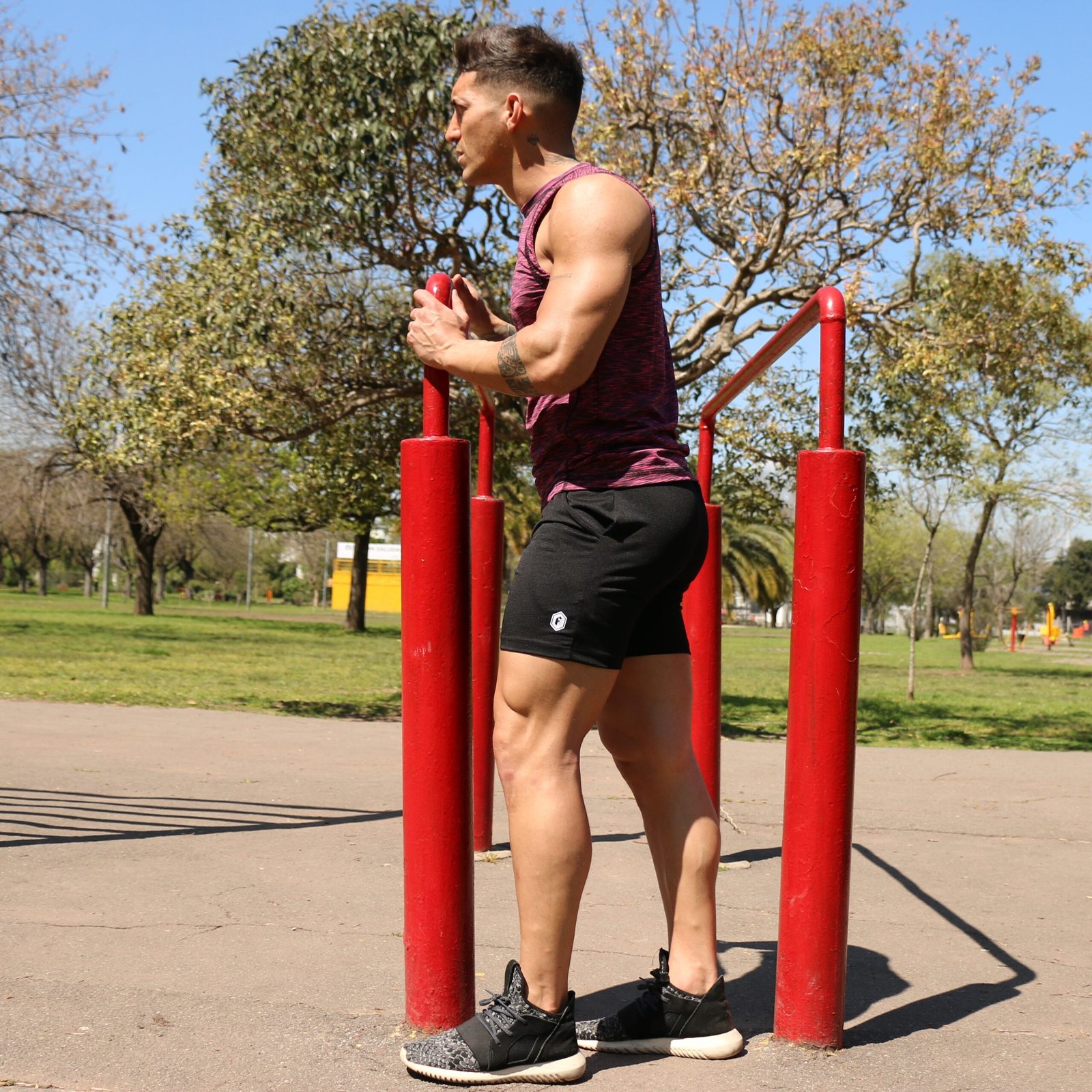 Musculosa jaspeda Bordó Fishbone / Short Zuplex liso, negro, logo blanco. Fishbone