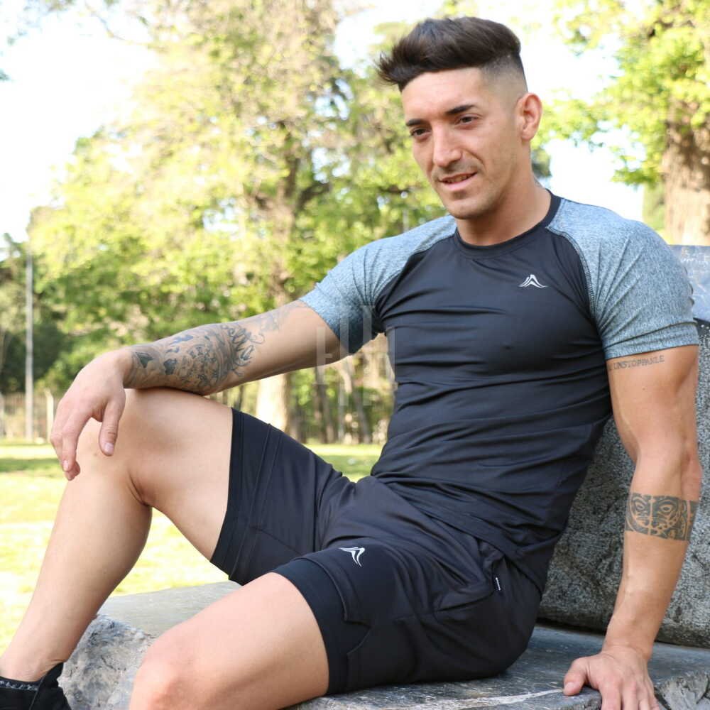Remera microfibra con lycra, negra mangas grises, Crossray / Short lycra con calza. Nego, logo blanco. Crossray
