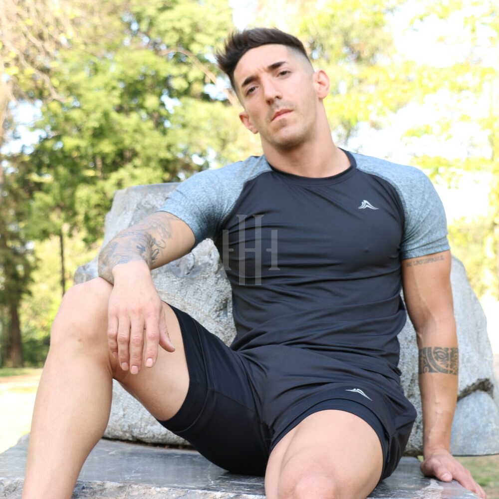 Remera microfibra con lycra, negra mangas grises, Crossray / Short lycra con calza. Nego, logo blanco. Crossray