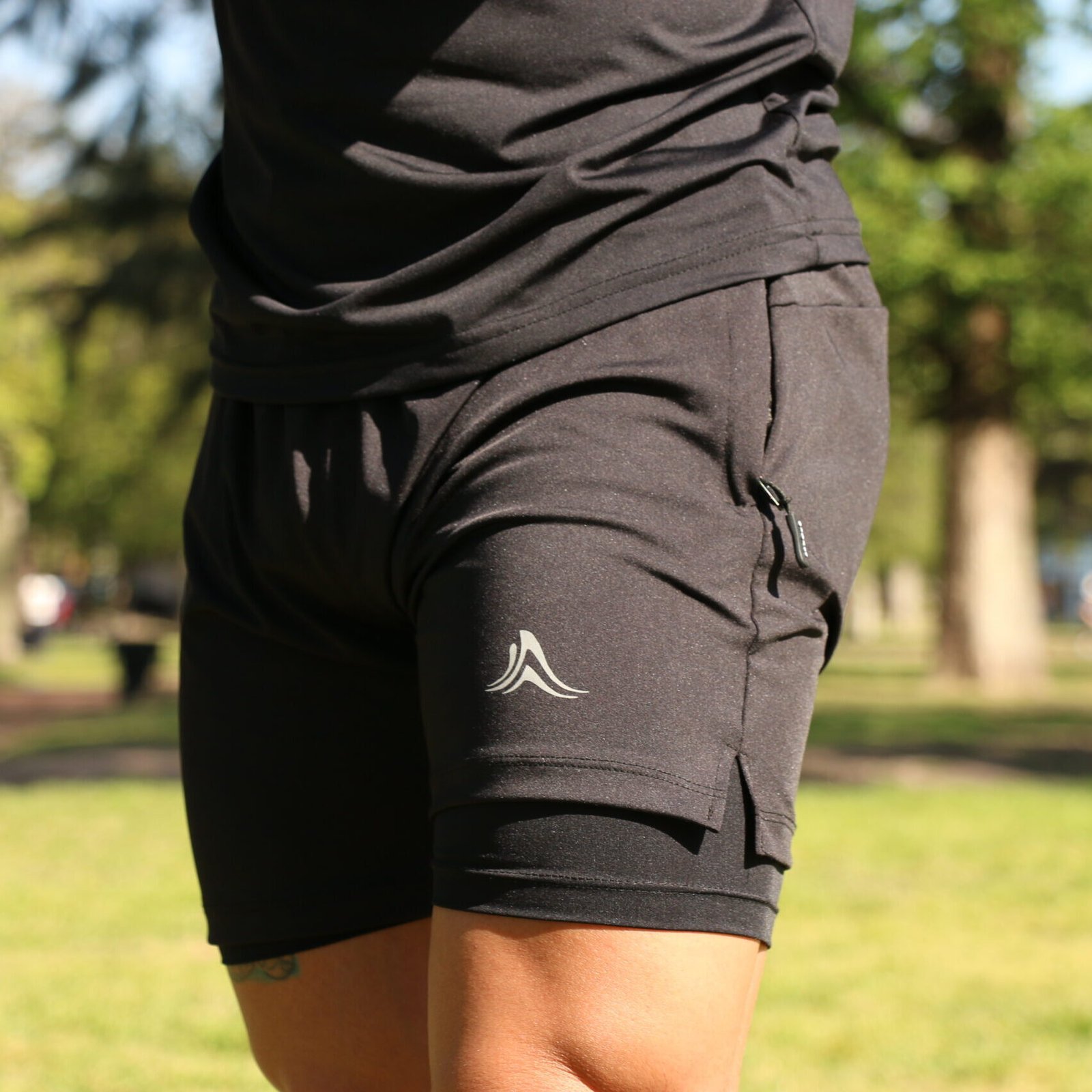 Remera microfibra con lycra, negra mangas grises, Crossray / Short lycra con calza. Nego, logo blanco. Crossray