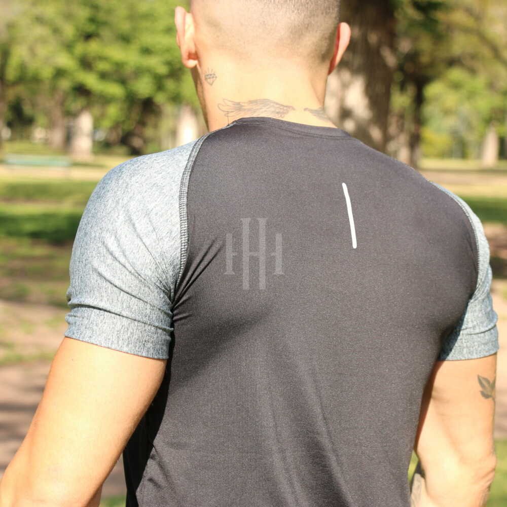 Remera microfibra con lycra, negra mangas grises, Crossray / Short lycra con calza. Nego, logo blanco. Crossray