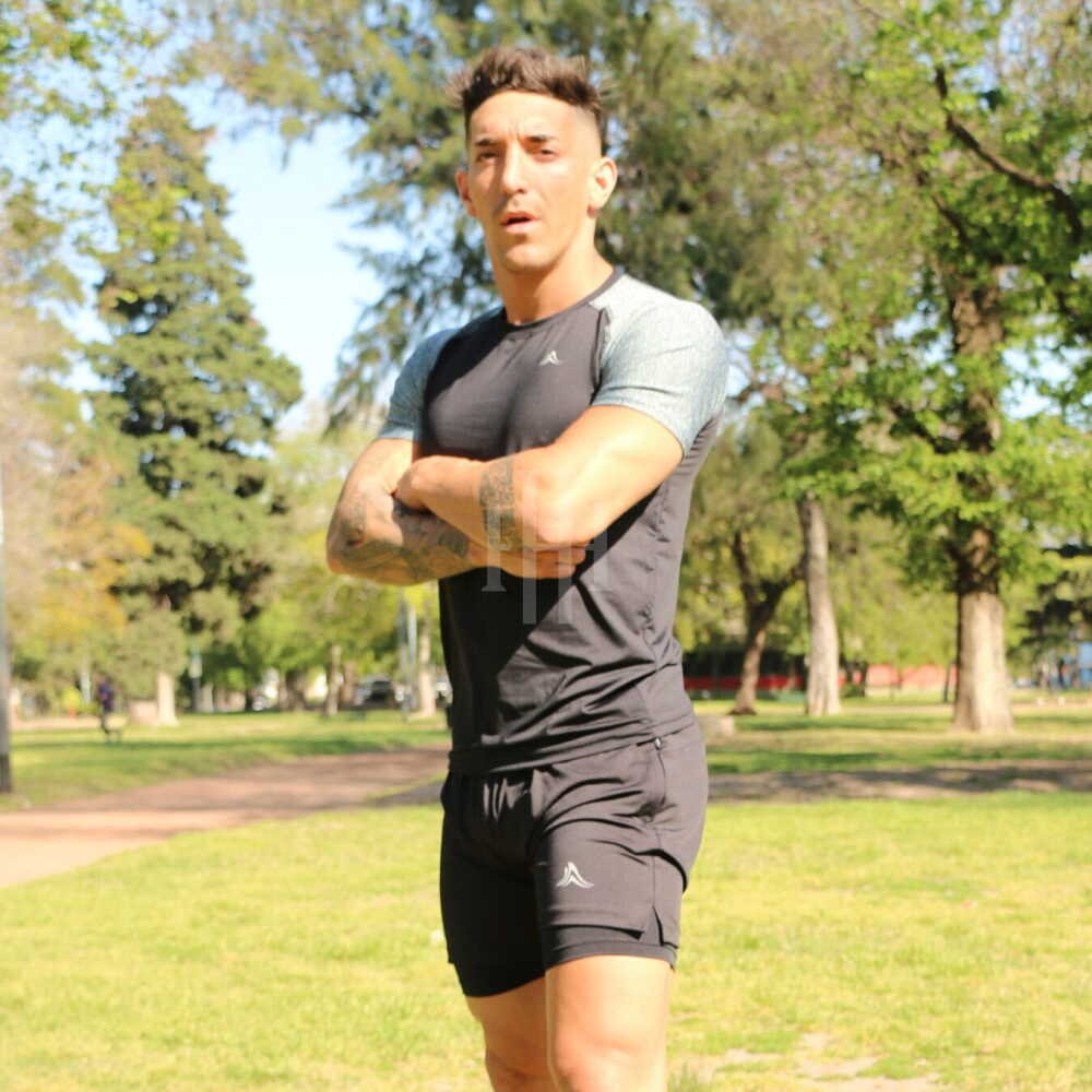 Remera microfibra con lycra, negra mangas grises, Crossray / Short lycra con calza. Nego, logo blanco. Crossray