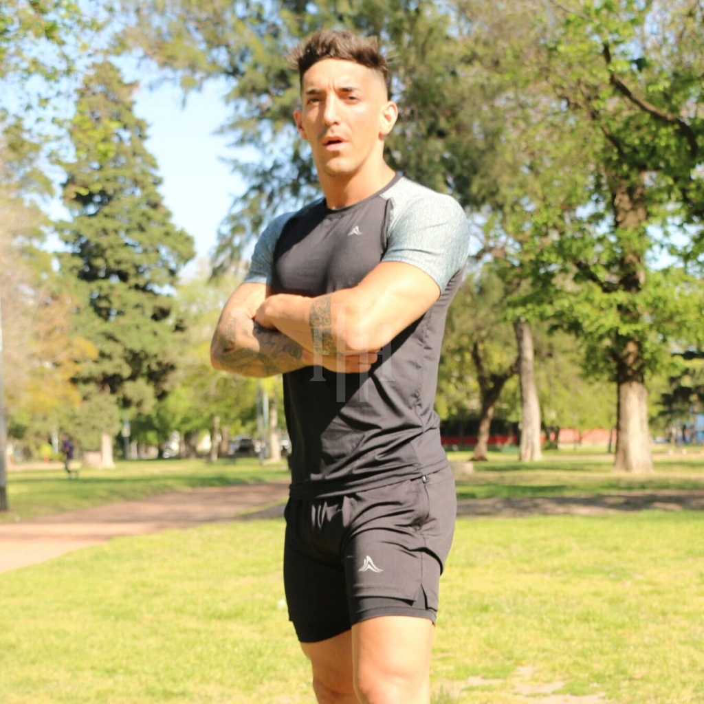 Remera microfibra con lycra, negra mangas grises, Crossray / Short lycra con calza. Nego, logo blanco. Crossray