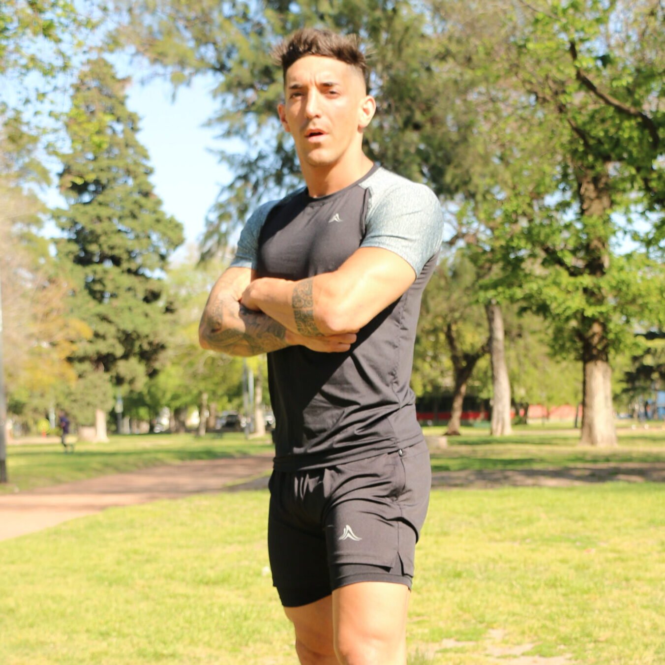 Remera microfibra con lycra, negra mangas grises, Crossray / Short lycra con calza. Nego, logo blanco. Crossray