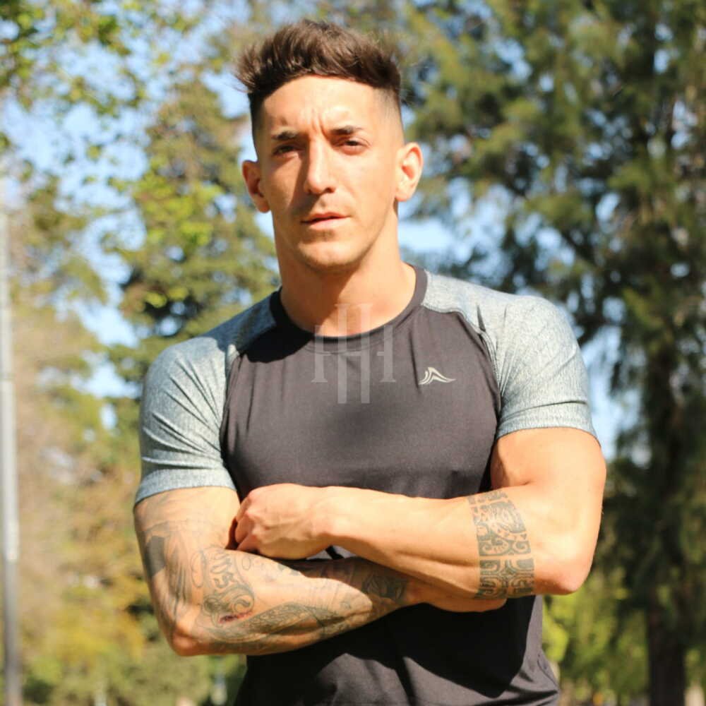 Remera microfibra con lycra, negra mangas grises, Crossray / Short lycra con calza. Nego, logo blanco. Crossray