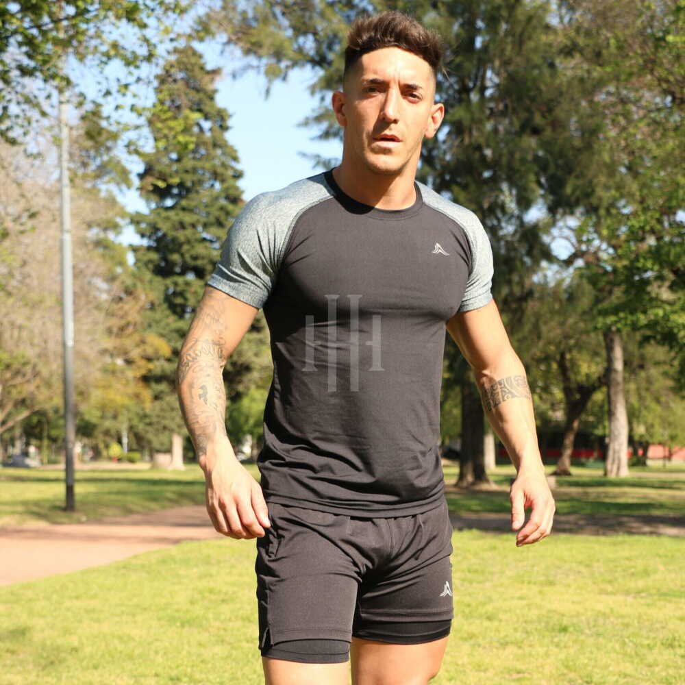 Remera microfibra con lycra, negra mangas grises, Crossray / Short lycra con calza. Nego, logo blanco. Crossray