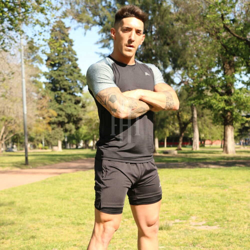 Remera microfibra con lycra, negra mangas grises, Crossray / Short lycra con calza. Nego, logo blanco. Crossray