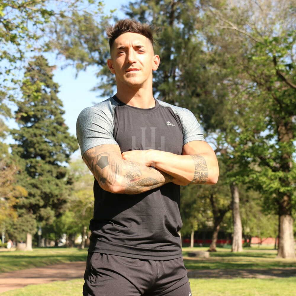 Remera microfibra con lycra, negra mangas grises, Crossray / Short lycra con calza. Nego, logo blanco. Crossray