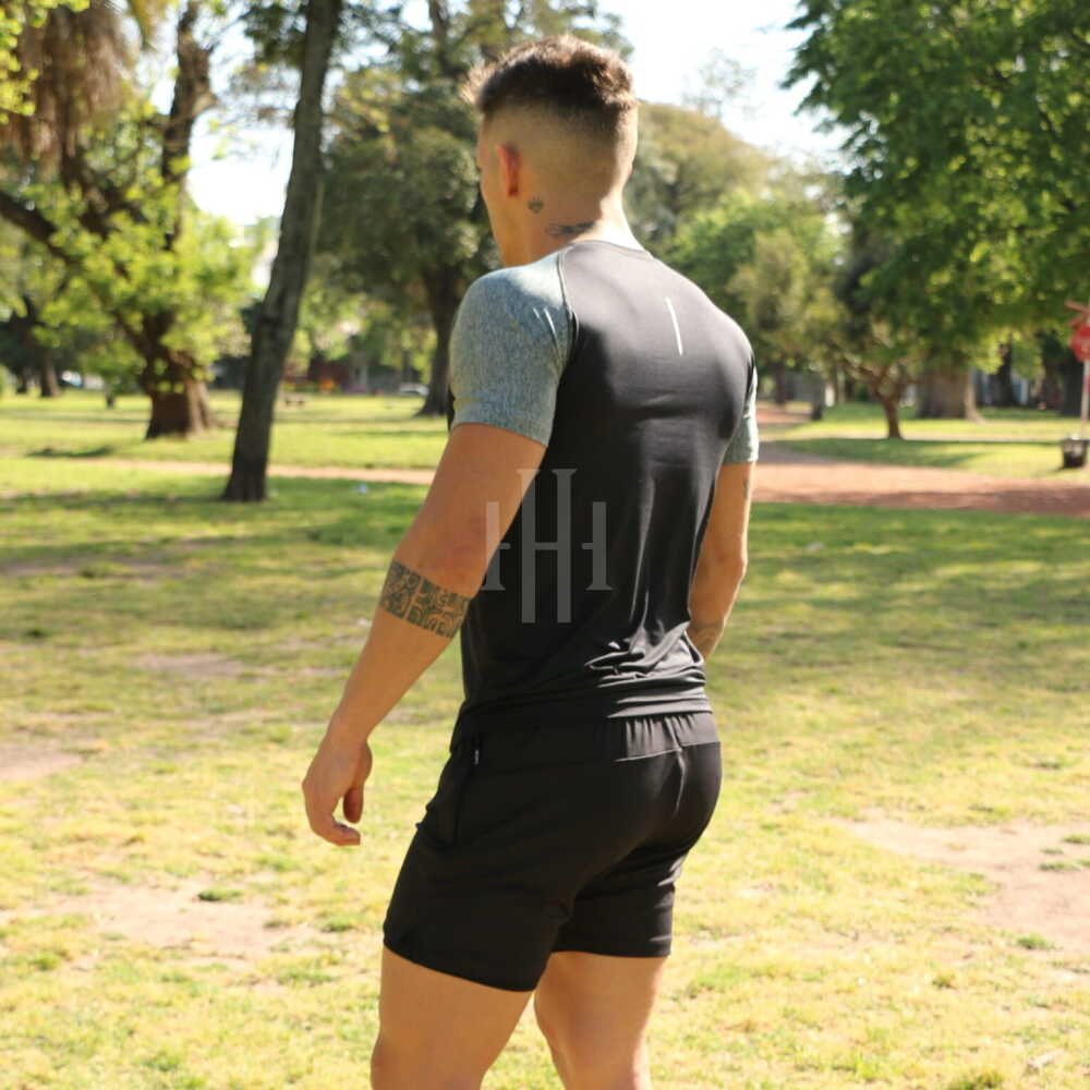 Remera microfibra con lycra, negra mangas grises, Crossray / Short lycra con calza. Nego, logo blanco. Crossray