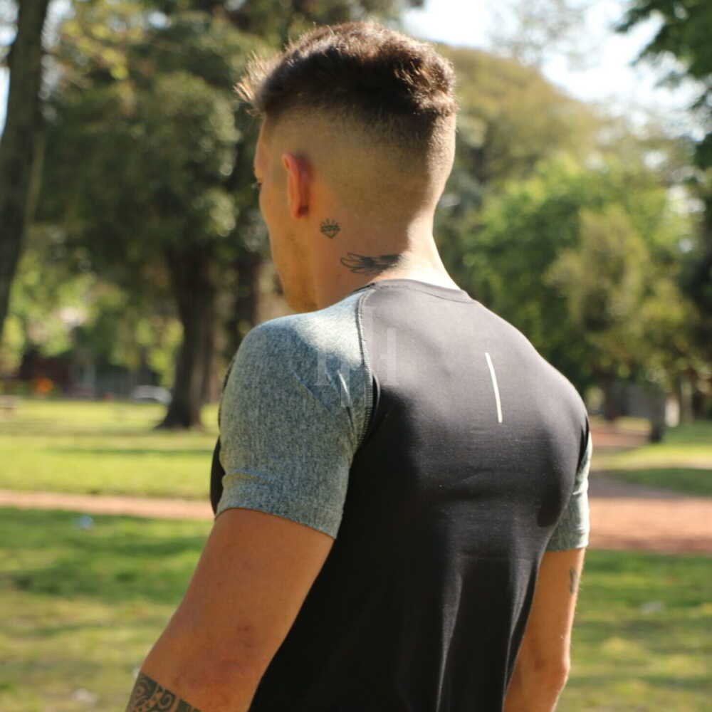 Remera microfibra con lycra, negra mangas grises, Crossray / Short lycra con calza. Nego, logo blanco. Crossray