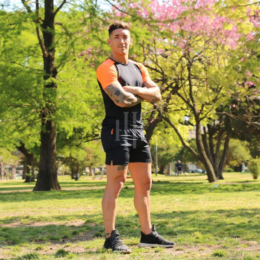 Remera microfibra con lycra, negra, mangas naranjas, Crossray / Short negro, logo naranja, con cierre, Crossray