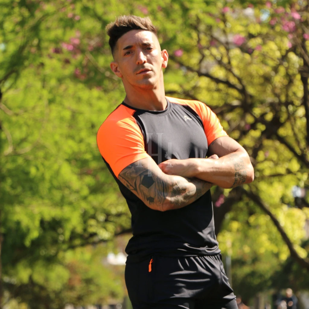 Remera microfibra con lycra, negra, mangas naranjas, Crossray / Short negro, logo naranja, con cierre, Crossray