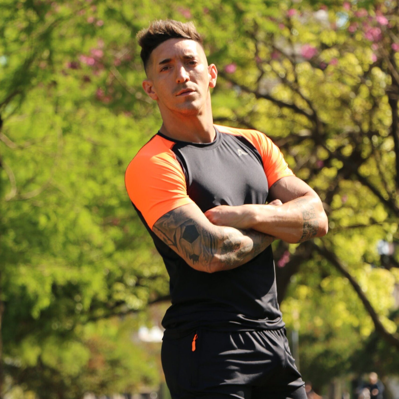 Remera microfibra con lycra, negra, mangas naranjas, Crossray / Short negro, logo naranja, con cierre, Crossray