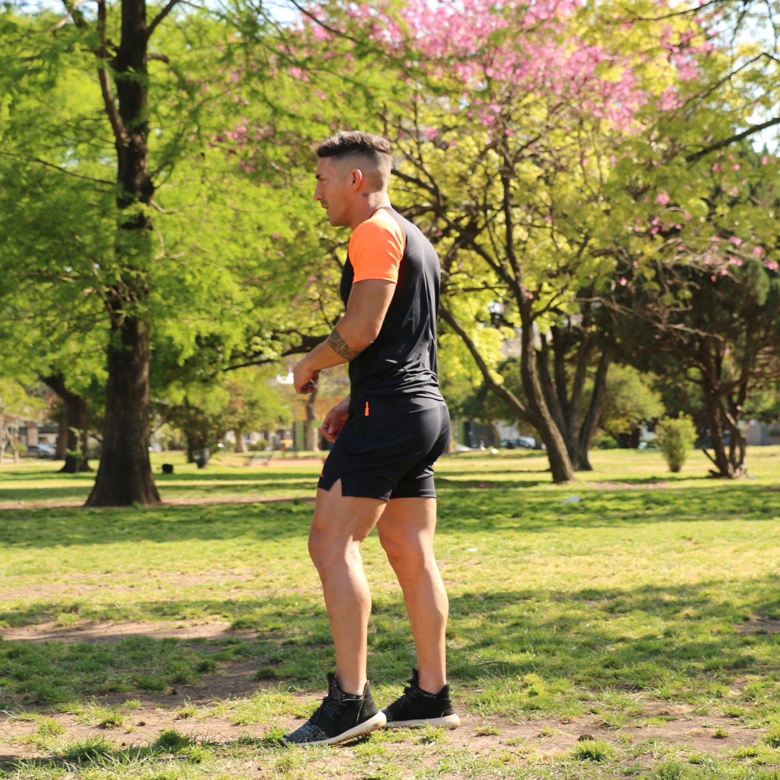 Remera microfibra con lycra, negra, mangas naranjas, Crossray / Short negro, logo naranja, con cierre, Crossray