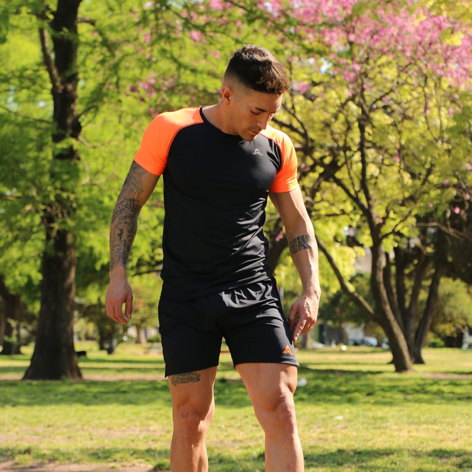 Remera microfibra con lycra, negra, mangas naranjas, Crossray / Short negro, logo naranja, con cierre, Crossray