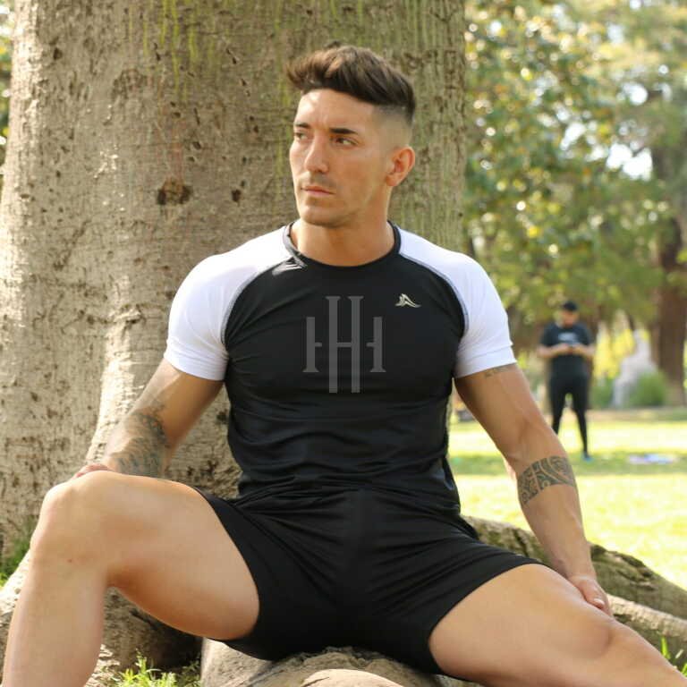 Remera microfibra con lycra, negra mangas blancas Crossray / Short negro, logo blanco, con cierre. Crossray