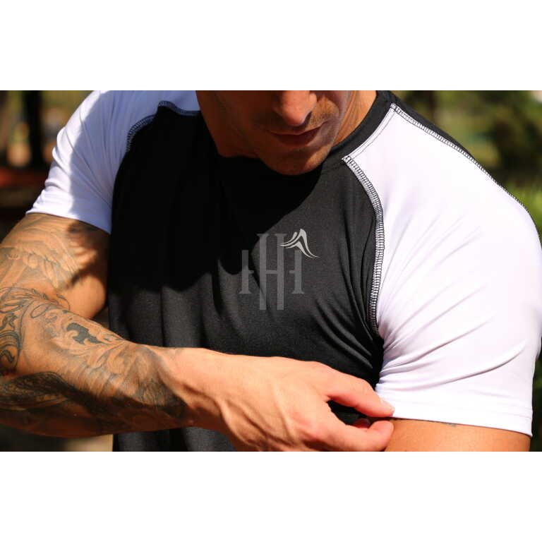 Remera microfibra con lycra, negra mangas blancas Crossray / Short negro, logo blanco, con cierre. Crossray