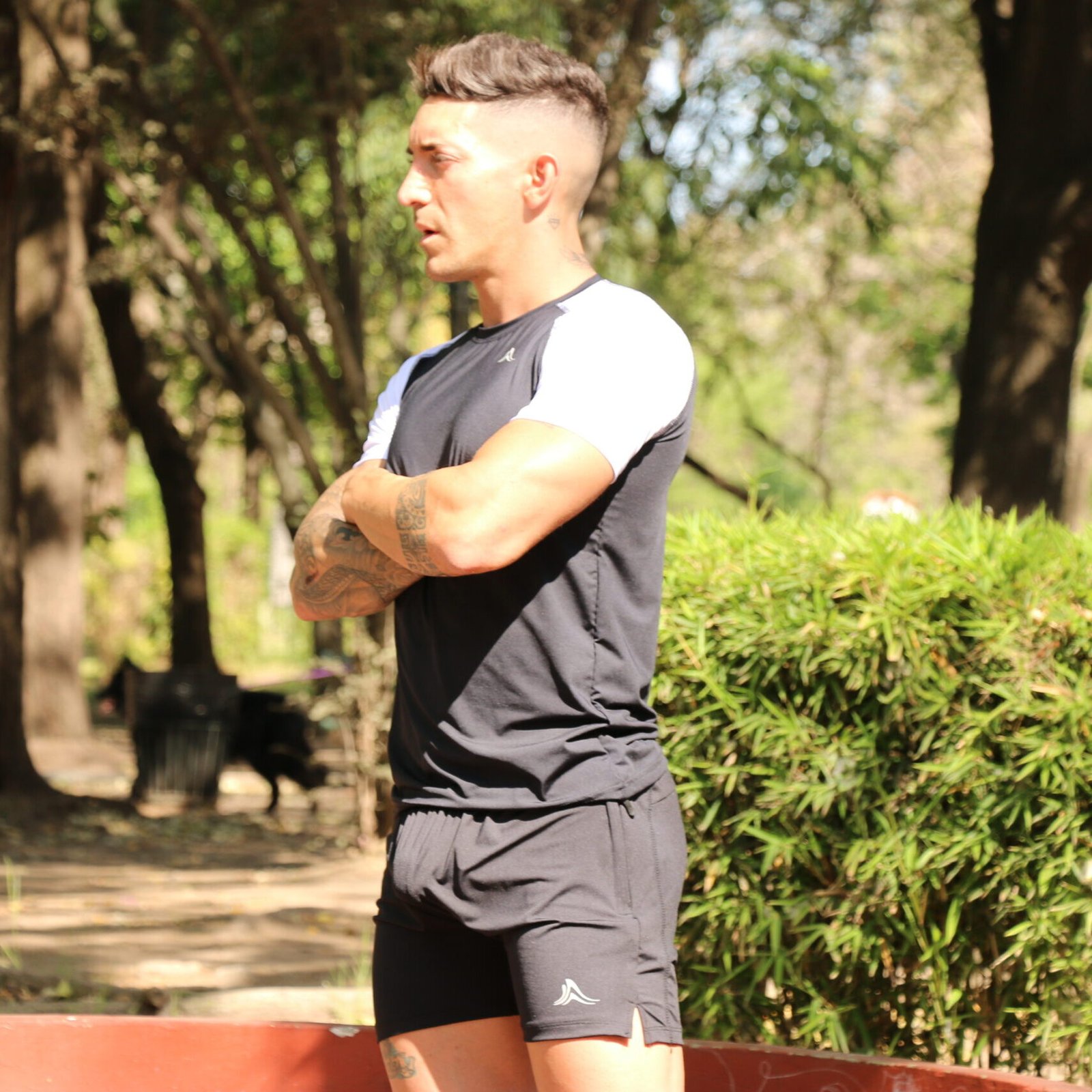 Remera microfibra con lycra, negra mangas blancas Crossray / Short negro, logo blanco, con cierre. Crossray