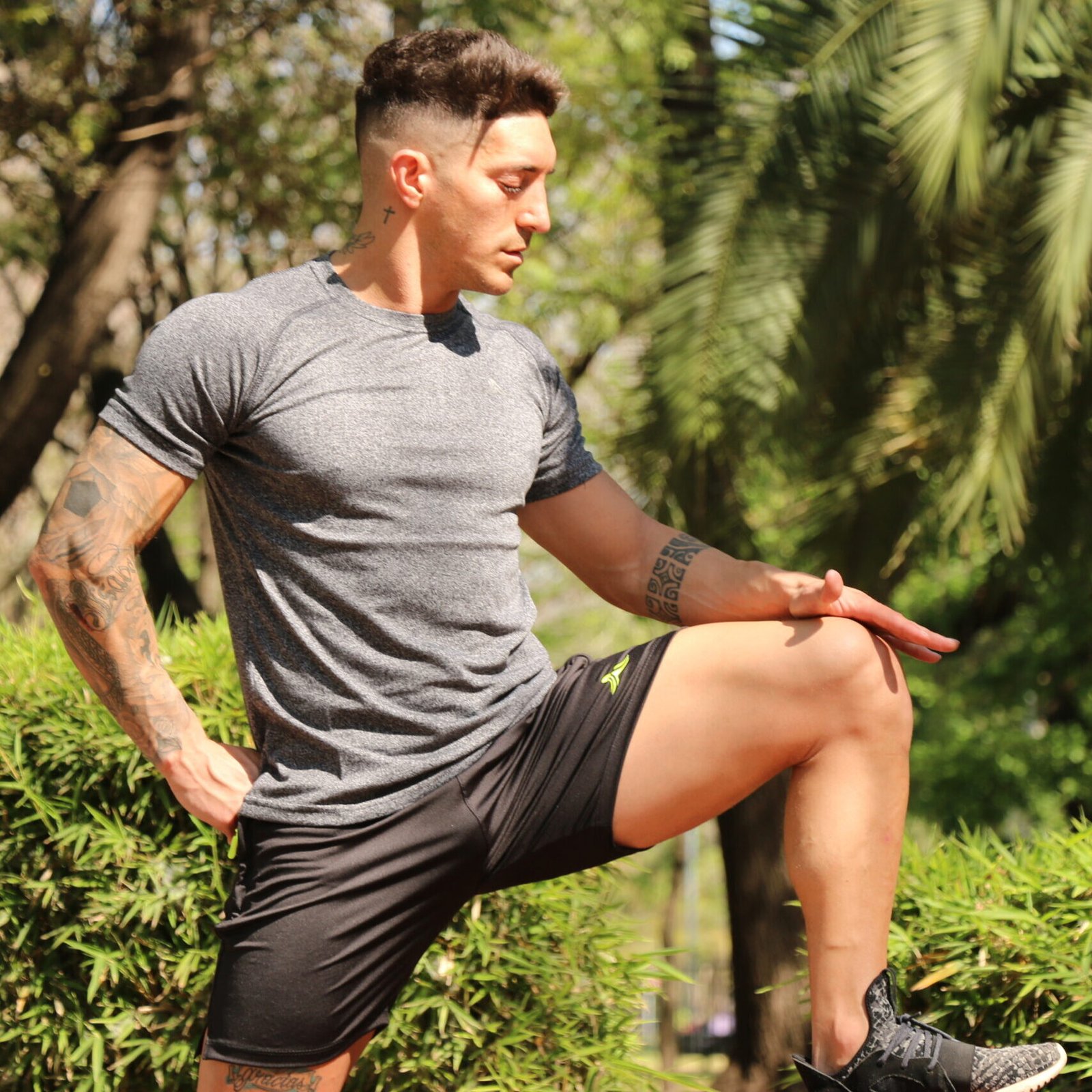 Remera algodon running urban gym sport. Jaspeada. Crossray / Short negro, logo verde flúor, con cierre, Crossray