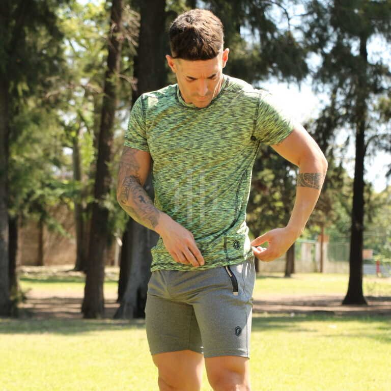 Remera deportiva touch Jaspeada Verde Fishbone / Short Dryfit Juvenil Gris Fishbone