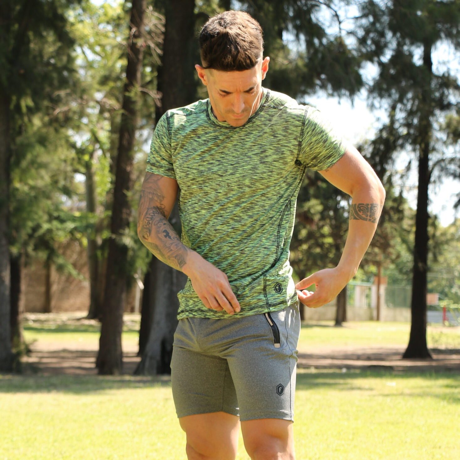 Remera deportiva touch Jaspeada Verde Fishbone / Short Dryfit Juvenil Gris Fishbone