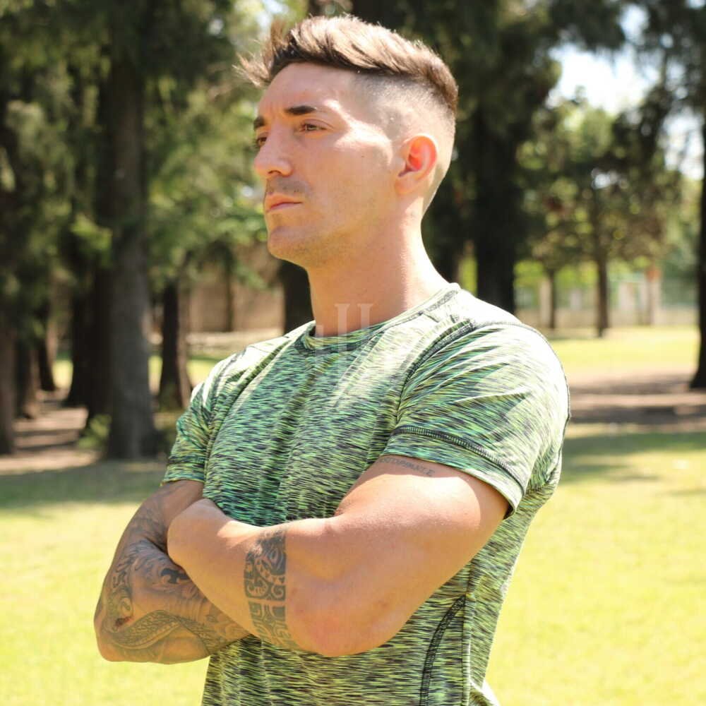 Remera deportiva touch Jaspeada Verde Fishbone / Short Dryfit Juvenil Gris Fishbone