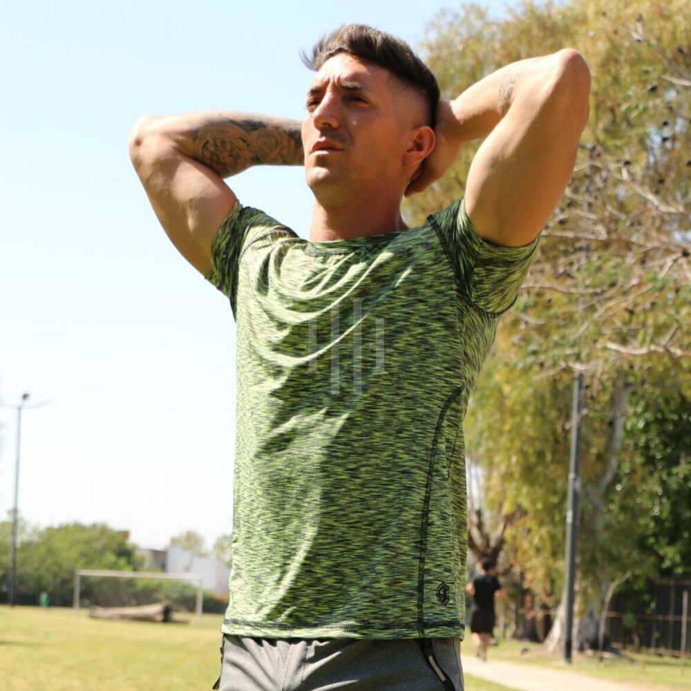 Remera deportiva touch Jaspeada Verde Fishbone / Short Dryfit Juvenil Gris Fishbone