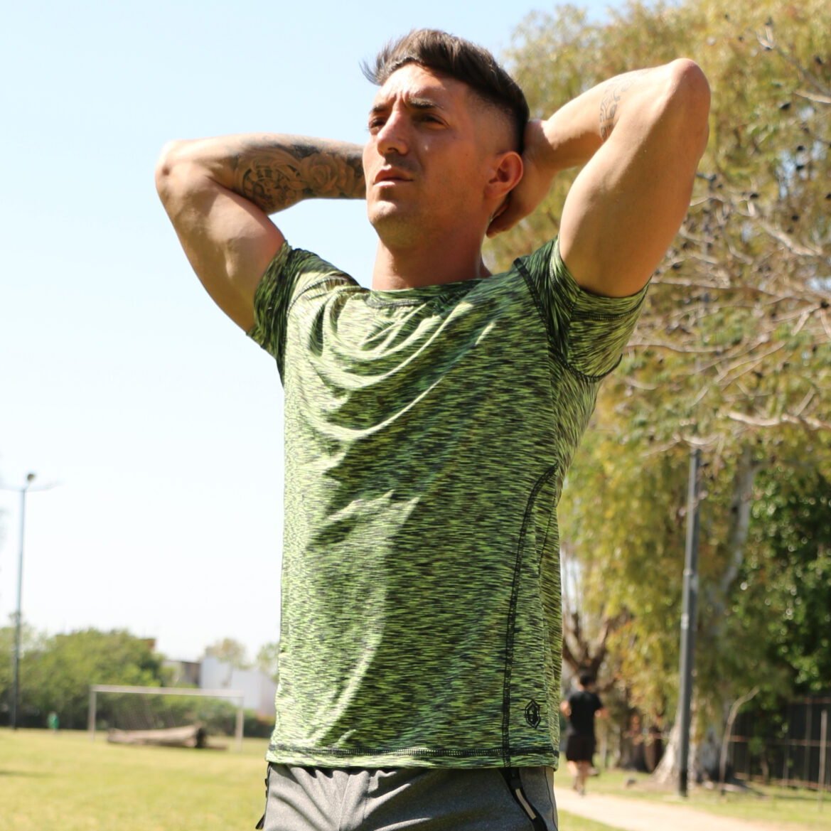 Remera deportiva touch Jaspeada Verde Fishbone / Short Dryfit Juvenil Gris Fishbone