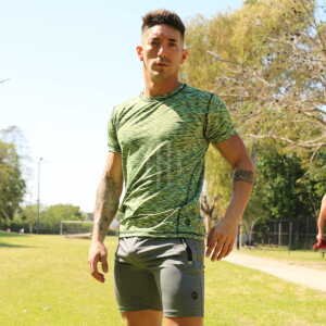 Remera deportiva touch Jaspeada Verde Fishbone / Short Dryfit Juvenil Gris Fishbone