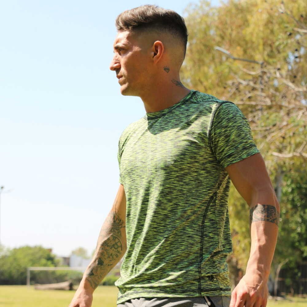 Remera deportiva touch Jaspeada Verde Fishbone / Short Dryfit Juvenil Gris Fishbone
