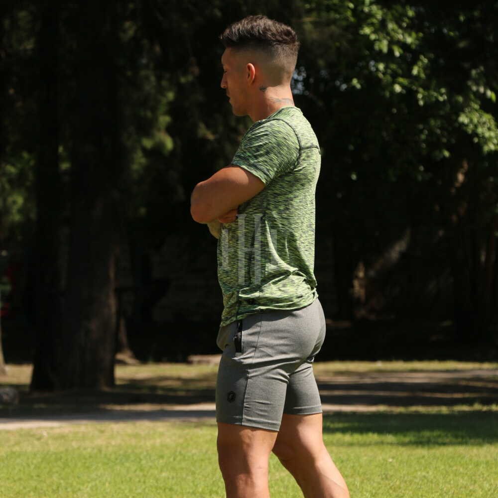 Remera deportiva touch Jaspeada Verde Fishbone / Short Dryfit Juvenil Gris Fishbone