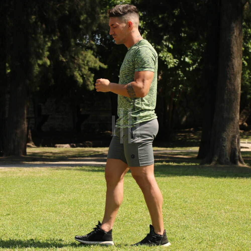 Remera deportiva touch Jaspeada Verde Fishbone / Short Dryfit Juvenil Gris Fishbone