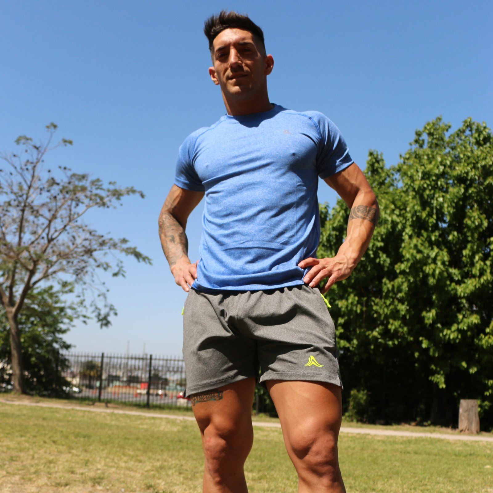 Remera algodon running urban gym sport / Short Air zuplex, gris, logo amarillo, con cierre