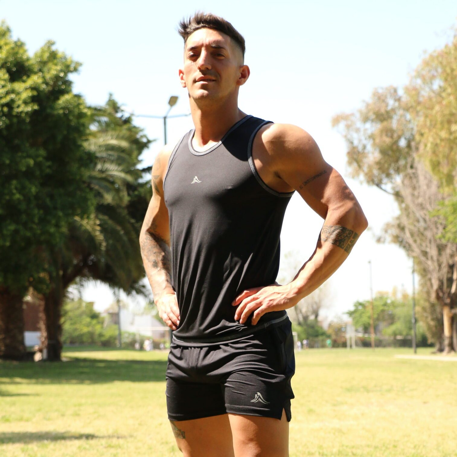 Musculosa microfibra Crossray. Short con sierre Crossray.