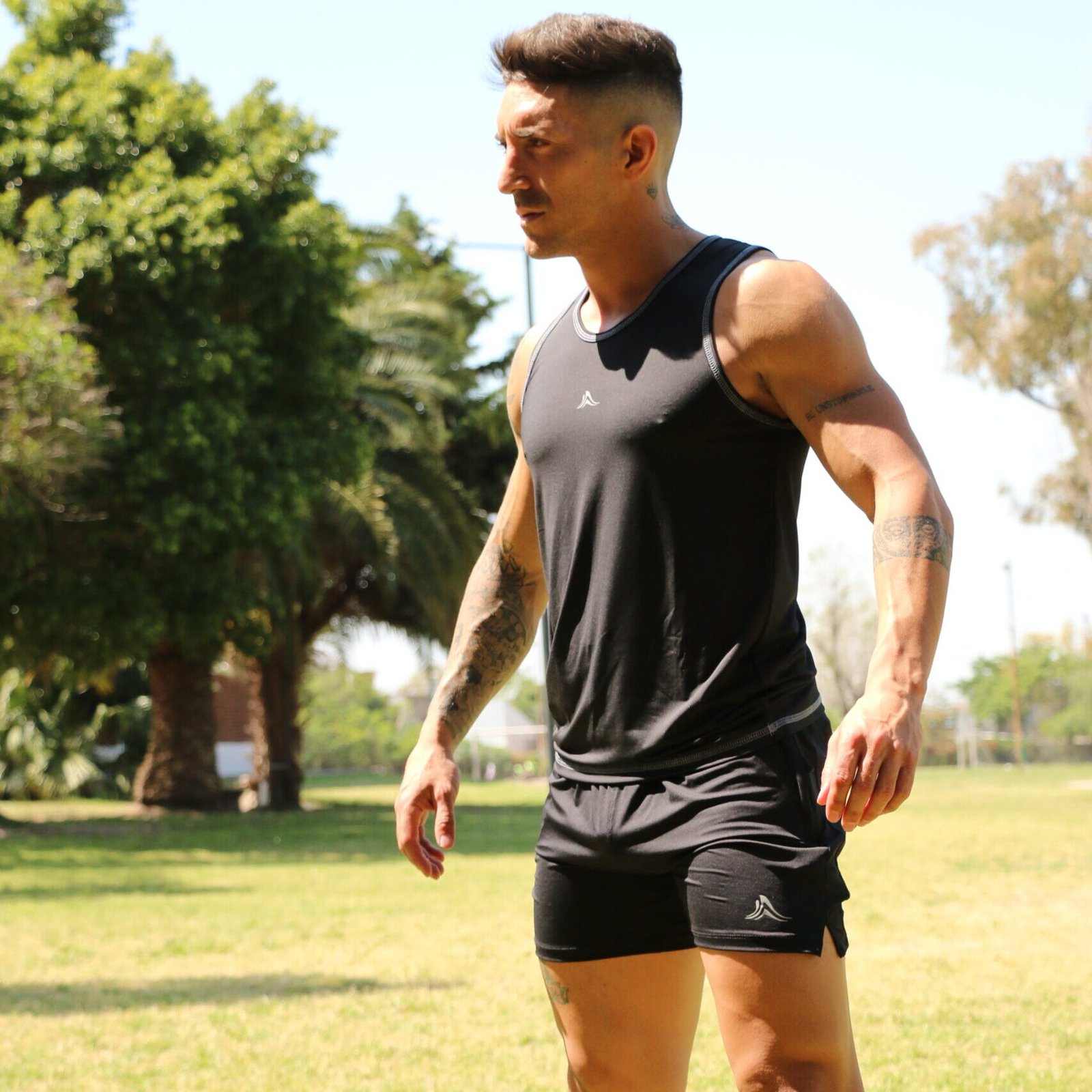 Musculosa microfibra Crossray. Short con sierre Crossray.