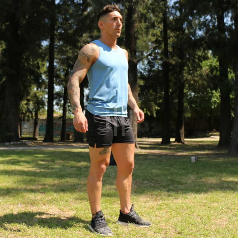 Musculosa elastizada urban gym sport Crossray Aero / Short negro, logo blanco, con cierre. Crossray