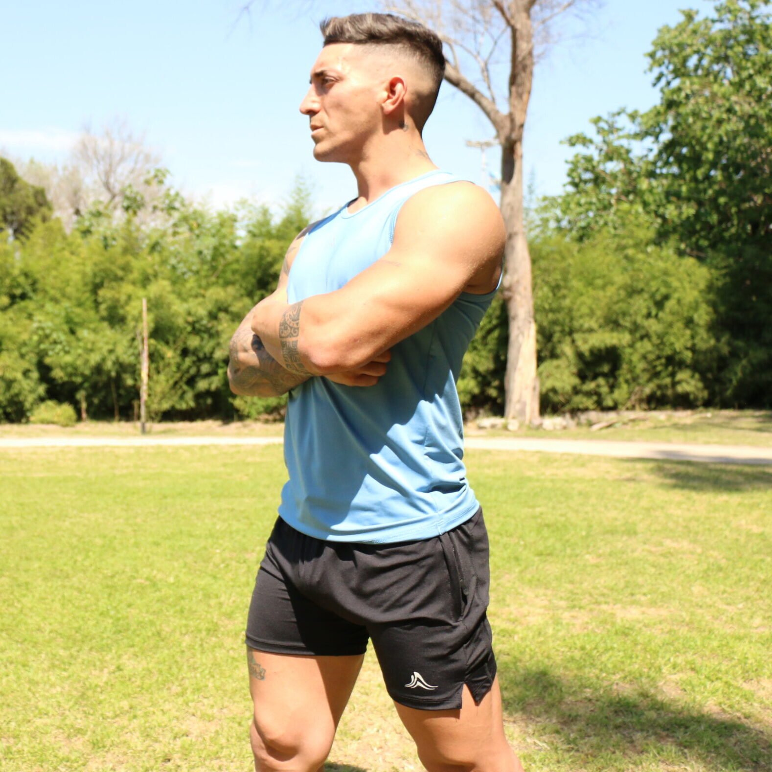 Musculosa elastizada urban gym sport Crossray Aero / Short negro, logo blanco, con cierre. Crossray