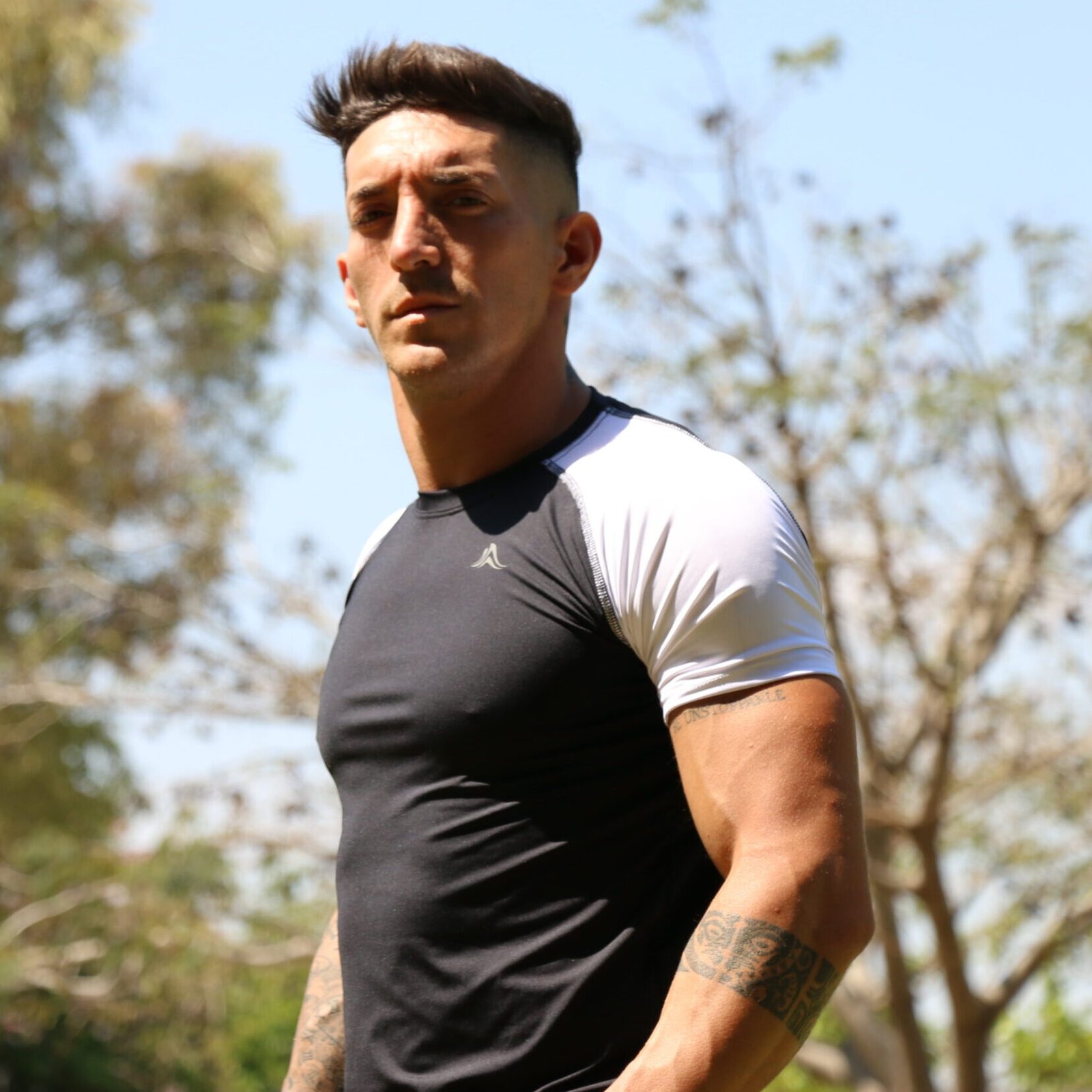 Remera microfibra con lycra, negra mangas blancas Crossray